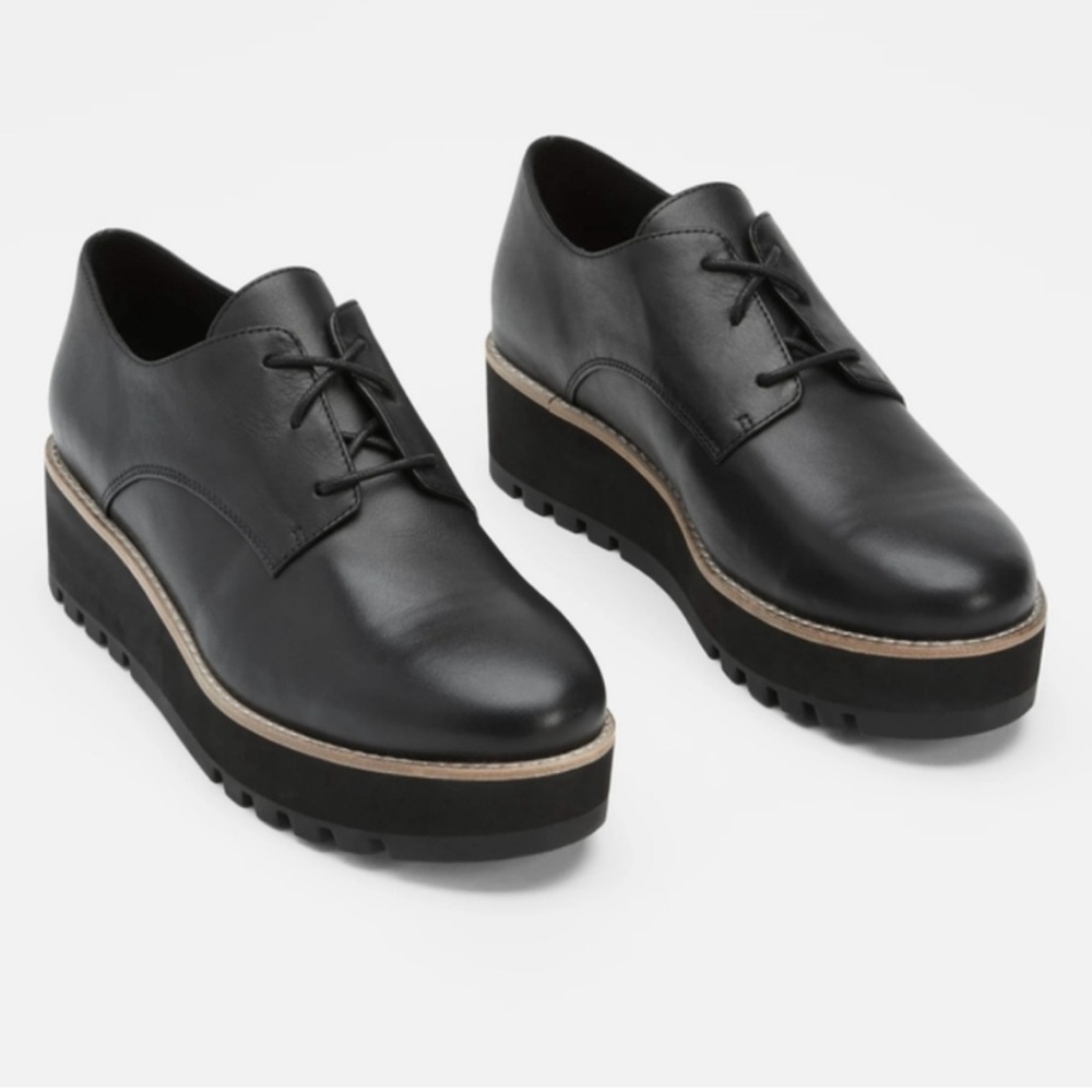 Eileen Fisher Eddy Black Leather Oxford Excellent condition and gently used.